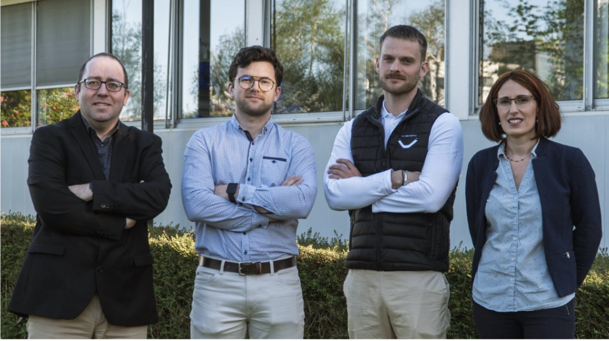 Légende : de gauche à droite Olivier Farreng, directeur général d'Hélioparc, Nicolas Patriarche, Vice président de la communauté d'agglomération Pau Béarn Pyrénées, Céline Vautrelle, directrice régionale ENEDIS Pyrénées Landes, Julien Tridon, fondateur TechBioEnergy, Caroline Juan, fondatrice de Graines de Compost, Pauline Lacaze, co-fondatrice de Pyrénées Chanvre, Jean-Paul Riquet, directeur régional TotalEnergies, Emilie Abadie, co-fondatrice de Pyrénées Chanvre, Dominique Mockly, directeur général de Teréga.